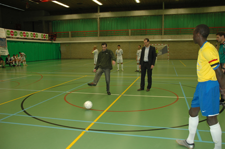 Ondertekende wedstrijdbal + aftrap Salaam Mechelen - Futsal Gent